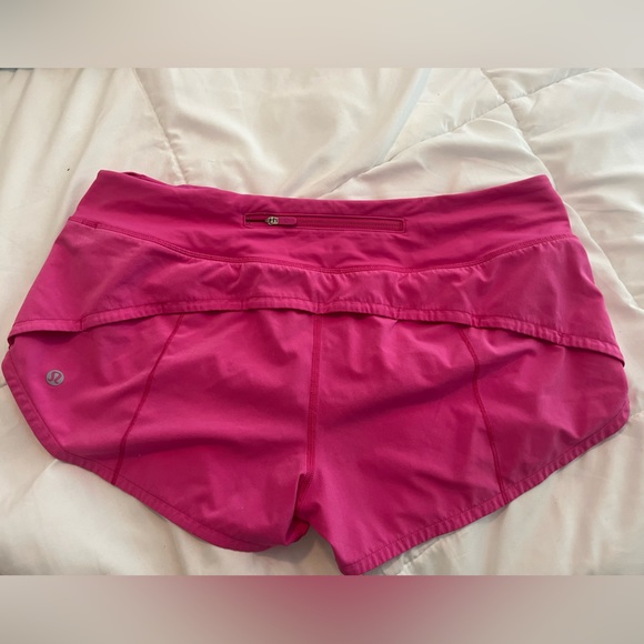 Lululemon size 8 speed up low rise 2.5 inseam SONIC PINK - Picture 2 of 4